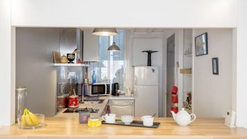 Fridge, microwave, oven, coffee/tea maker