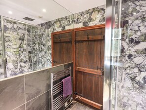 Bathroom - The Curious Orange (Windermere)