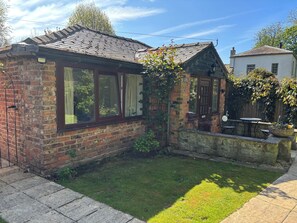 Cottage | Outdoor dining - Claire Cottage (Selby)
