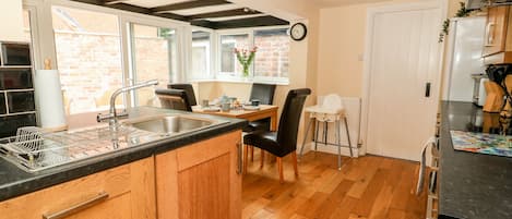 Cottage | Private kitchen | Fridge, dishwasher, electric kettle, toaster
