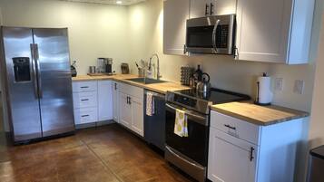 Kylskåp, mikrovågsugn, ugn och spishäll