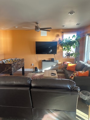 Een smart-tv, videogames, tafelvoetbal en een tafeltennistafel