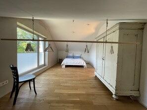 2 Schlafzimmer, Schreibtisch, Bügeleisen/Bügelbrett, Reisekinderbett