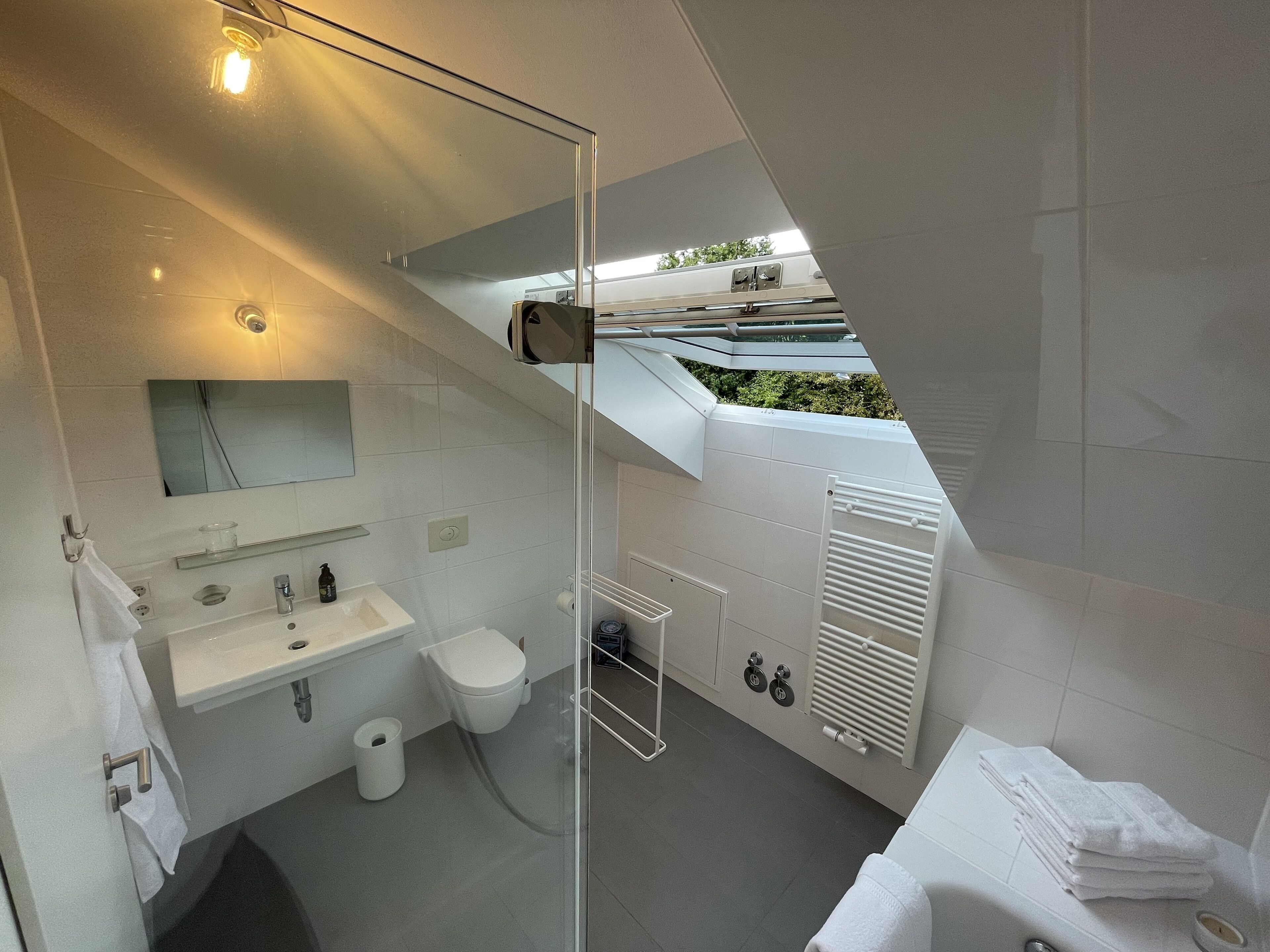 Badewanne, umweltfreundliche Kosmetikartikel, Haartrockner, Handtücher
