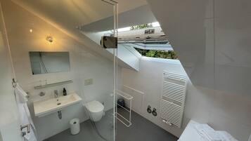 Badewanne, umweltfreundliche Kosmetikartikel, Haartrockner, Handtücher