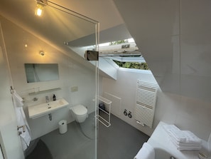 Baignoire, articles de toilette écologiques, séchoir à cheveux