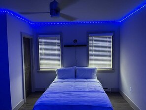 2 bedrooms, desk, WiFi