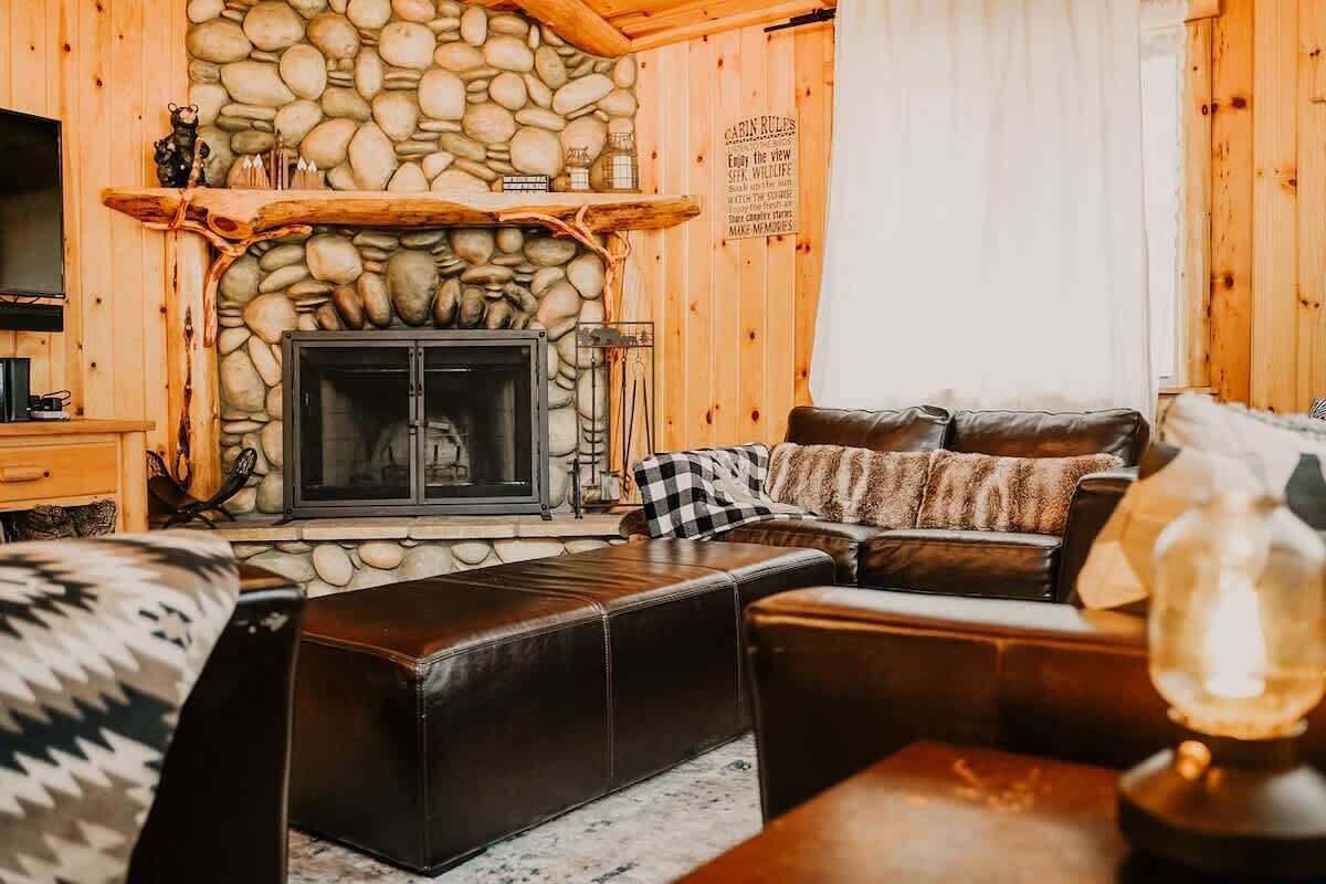 Televisión, chimenea, videojuegos y oficina 