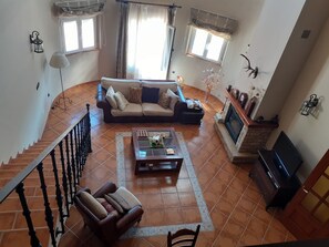 Televisión y chimenea