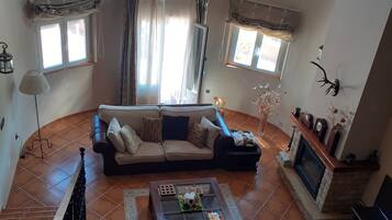 Een televisie en een open haard