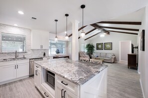 Interior - Medical Center Central to everything near park (San Antonio)