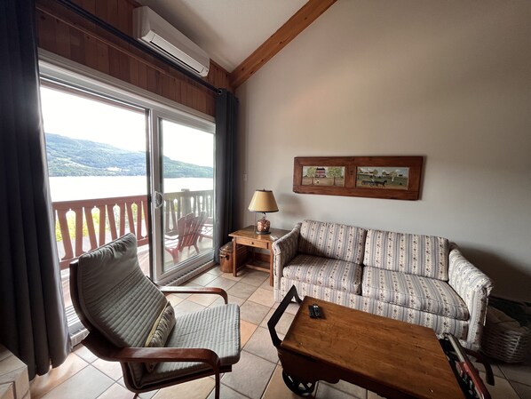 Téléviseur connecté, foyer, livres, chaîne audio