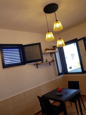 Dining - A 200 metri dal mare di Torre dell'orso si affitta elegante bilocale. (Torre dell'Orso)