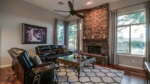 Studio (4 Bedrooms) | Wohnbereich