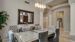 Studio (4 Bedrooms) | Esszimmer