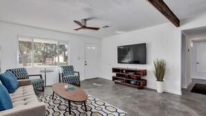 TV - Scottsdale Mid Century Modern W/sparkling Pool (Scottsdale)