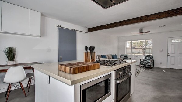 Fridge, microwave, oven, stovetop - Scottsdale Mid Century Modern W/sparkling Pool (Scottsdale)