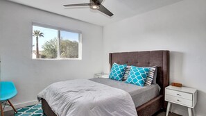 4 bedrooms, bed sheets - Scottsdale Mid Century Modern W/sparkling Pool (Scottsdale)