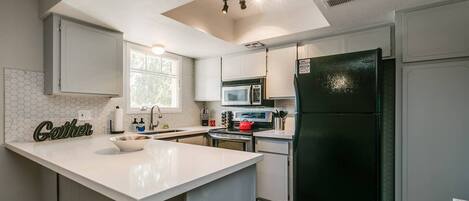 Studio (2 Bedrooms) | Private kitchen | Fridge, microwave, oven, stovetop