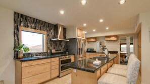 ハウス (4 Bedrooms) | 専用キッチン | 冷蔵庫、電子レンジ、オーブン、ダイニングテーブル