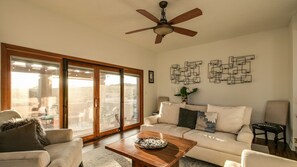 House (4 Bedrooms) | Living area