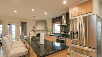 Casa (4 Bedrooms) | Cozinha privada | Geladeira, micro-ondas, fogão, mesas de jantar