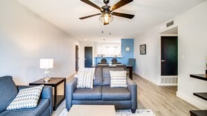 Studio (2 Bedrooms) | Living area