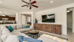 Estudio (5 Bedrooms) | Zona de estar | Una televisión, una chimenea