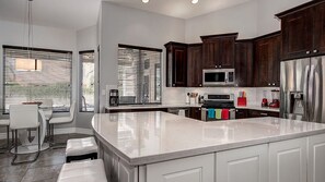 Studio (4 Bedrooms) | Cuisine privée | Four à micro-ondes, grille-pain, table de salle à manger