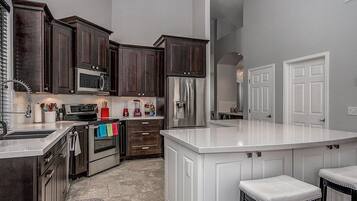 Studio (4 Bedrooms) | Eget kjøkken | Mikrobølgeovn, brødrister og spisebord