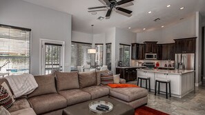 Studio (4 Bedrooms) | Vardagsrum | Tv