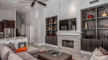 Studio (4 Bedrooms) | Oppholdsområde | TV