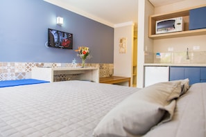 Habitación estándar con 1 cama doble o 2 individuales | Escritorio, espacio para trabajar con un portátil, cuna de viaje