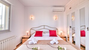 3 bedrooms, free WiFi, bed sheets - Villa in Denia with unbeatable views (Denia)