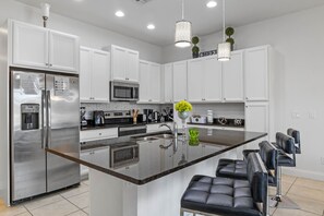 Geladeira, micro-ondas, fogão, cooktop