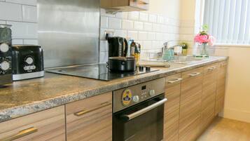 City Apartment | Private kitchen | Full-sized fridge, microwave, oven, stovetop