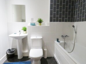 City Apartment | Bathroom | Combined shower/tub, soap, shampoo, toilet paper