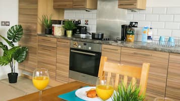 City Apartment | Private kitchen | Full-sized fridge, microwave, oven, stovetop