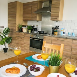 City Apartment | Private kitchen - Tudors eSuites Two Bedroom & Balcony (Birmingham)
