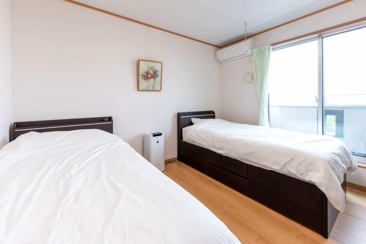 Desk, blackout drapes, free WiFi, bed sheets