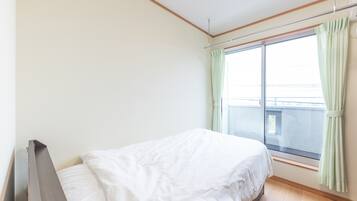 シングルルーム 共用シャワー 禁煙 | デスク、遮光カーテン、WiFi (無料)、ベッドシーツ