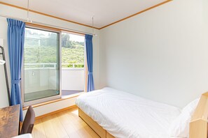 Single Room with Shared Shower (Non-Smoking)