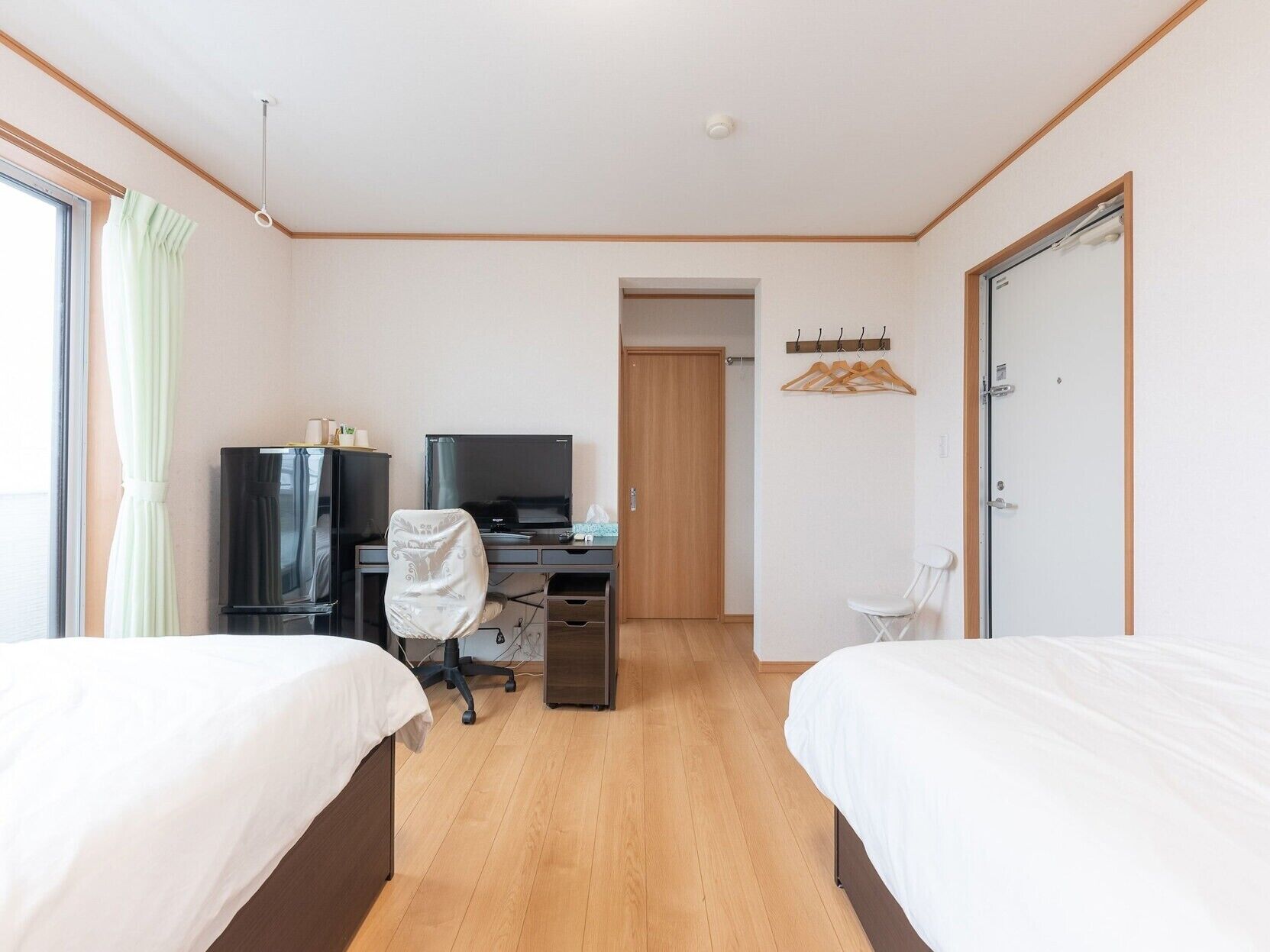 Escritorio, cortinas opacas, wifi gratis y ropa de cama