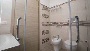 A bathroom with a glass shower enclosure, a toilet, and a bidet. - APPARTAMENTO "FORGITELLA" 6 POSTI LETTO (Balestrate)