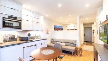 Microwave, dishwasher, toaster, cookware/dishes/utensils