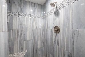 Combined shower/tub, hair dryer, towels