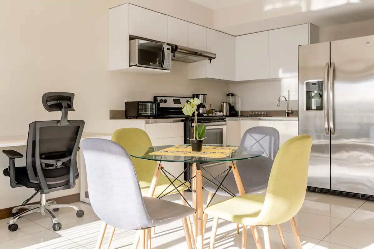 Geladeira, micro-ondas, fogão, cooktop