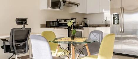 Geladeira, micro-ondas, fogão, cooktop