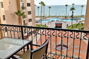 Outdoor dining - Luxury 1-Bedroom Oceanview Condo at Sonoran Spa Resort (Puerto PeÃ±asco)