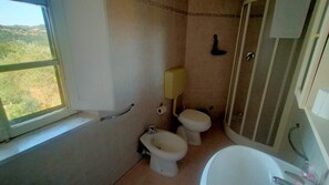 Baignoire, sèche-cheveux, bidet, serviettes fournies